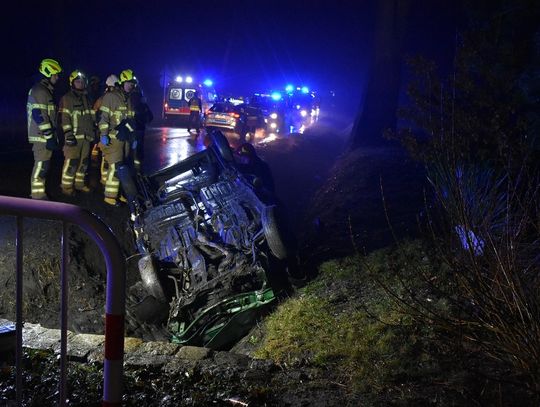 Dachowanie matiza na drodze krajowej nr 45. Autem podróżowało trzech mężczyzn. ZDJĘCIA