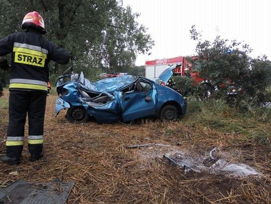 Dachowanie matiza na drodze z Cisowej do Zalesia Śląskiego. Ranna kobieta