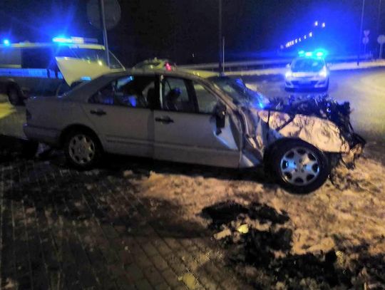 Dachowanie mercedesa na rondzie Milenijnym. Kierowca uciekł. Mógł być pijany