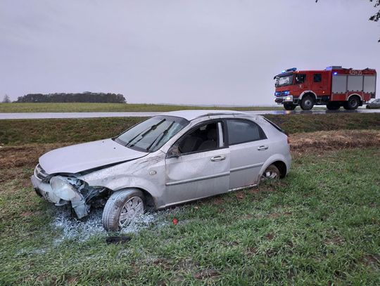 Dachowanie na drodze krajowej nr 45. Samochód wypadł z jezdni