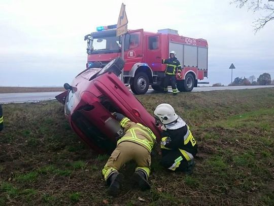 Dachowanie na drodze krajowej nr 45. Trzy młode kobiety w szpitalu. ZDJĘCIA