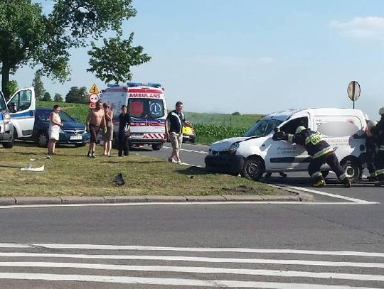 Dachowanie po zderzeniu dwóch osobówek na skrzyżowaniu w Reńskiej Wsi. ZDJĘCIA