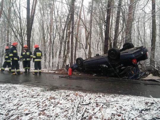 Dachowanie samochodu osobowego na ulicy Nowowiejskiej. Kierowca trafił do szpitala. ZDJĘCIA