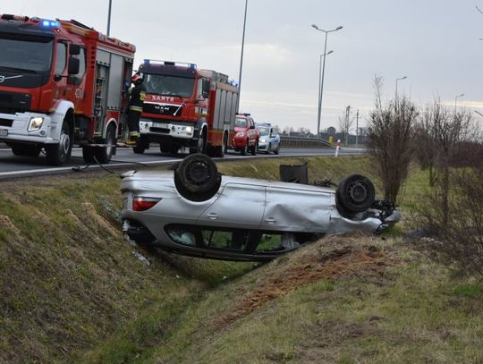 Dachowanie volkswagena na drodze krajowej nr 45. Pogotowie zabrało kierowcę do szpitala. ZDJĘCIA