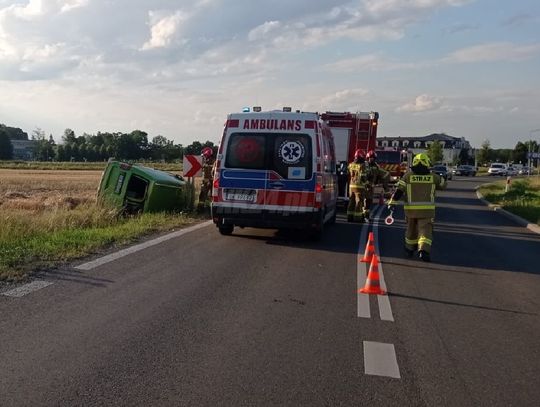 Dachowanie volkswagena w Komornie. Na miejscu interweniują wszystkie służby