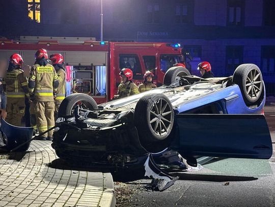 Dachowanie w centrum Sławięcic. Kierowca porzucił auto i zniknął. Wszystkie służby na miejscu