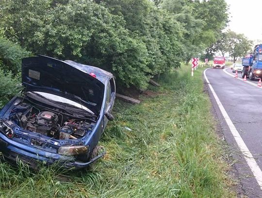 Dachowanie w Komornie i auto w rowie w Większycach. Winna plama oleju?