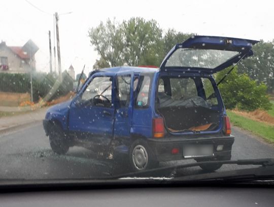 Daewoo wjechało w opla. Młody kierowca nie dostosował prędkości do trudnych warunków