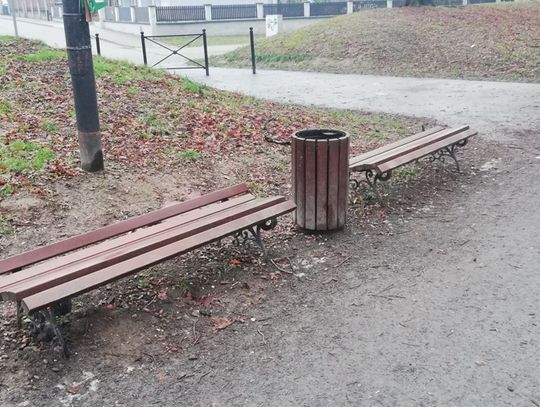 Demolka w kozielskim parku. Ktoś zniszczył połowę nowych ławek