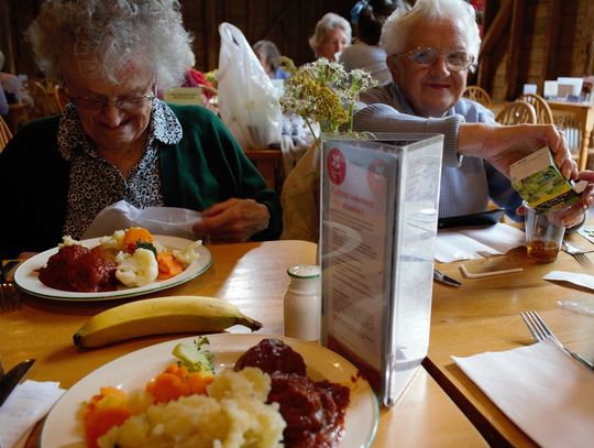 Dla seniorów powoli wraca normalność. Od czerwca w domach dziennego pobytu ruszają stołówki oraz spotkania