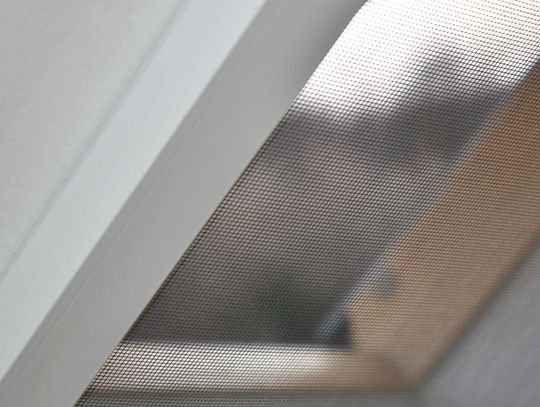 Dlaczego warto zainwestować w moskitierę na okno dachowe? Czy takie rozwiązanie jest trwałe?
