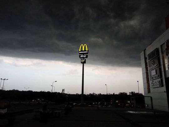 Do Kędzierzyna-Koźla zbliża się potężna burza. Ostrzeżenie meteorologiczne