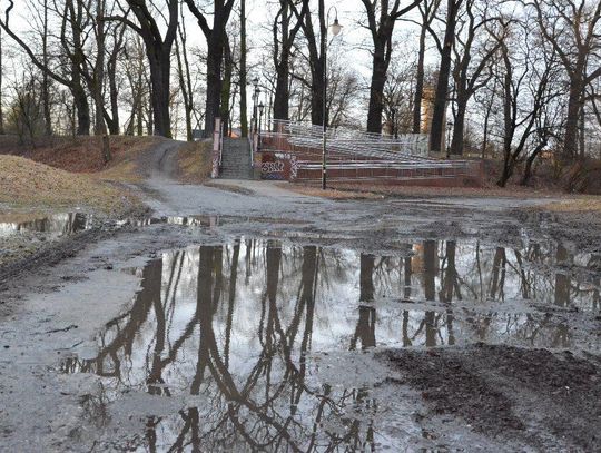 Do kozielskiego parku przejdziesz suchą nogą. Miasto wyremontuje chodnik przy Zamkowej