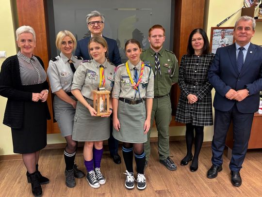 Do magistratu dotarło Betlejemskie Światło Pokoju. Harcerze ZHP niosą je z ważnym przesłaniem