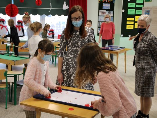 Do szkół w Kędzierzynie-Koźlu trafiły stoły do gier z projektu "Małe miasto"