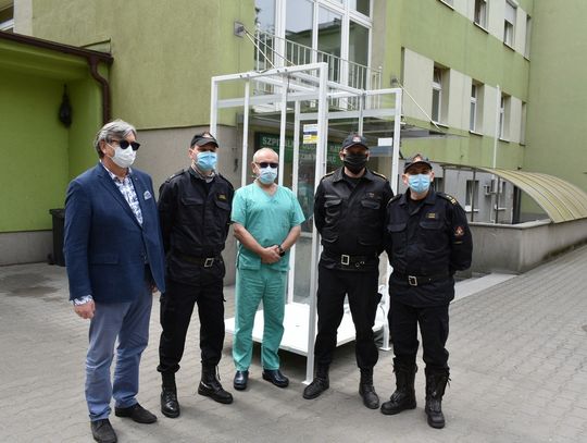 Do szpitala zakaźnego trafiła kabina do dezynfekcji wykonana przez strażaków z Kędzierzyna-Koźla