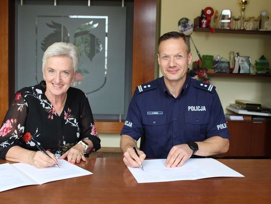 Dodatkowe patrole policji na ulicach Kędzierzyna-Koźla. Prezydent Nowosielska i komendant Adamek podpisali porozumienie