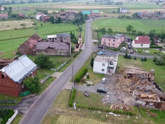 Dopiero to nagranie pokazuje prawdziwą skalę zniszczeń. Zburzone budynki i zerwane dachy. WIDEO