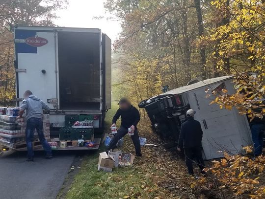 Dostawczak z alkoholem i jedzeniem wjechał do rowu. Kierowca się zagapił. ZDJĘCIA