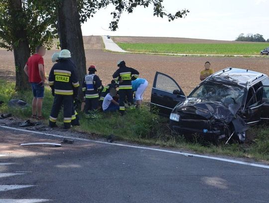 Dostawczak zderzył się z osobówką. Trzy osoby zostały poszkodowane. ZDJĘCIA