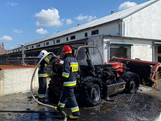 Doszczętnie spłonęła maszyna rolnicza. Straty wyceniono na 100 tysięcy złotych