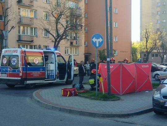 Dramatyczna akcja ratunkowa w Śródmieściu. Kobieta zasłabła na chodniku, wezwano śmigłowiec