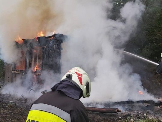 Drewniana altanka doszczętnie spłonęła. Interwencja kędzierzyńskich strażaków w Ujeździe