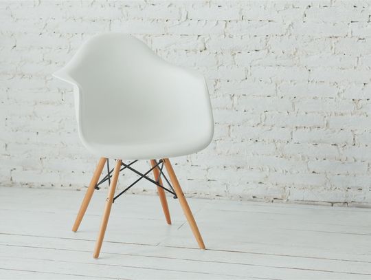 Drewno, metal czy tworzywo? Porównanie najpopularniejszych materiałów na krzesła