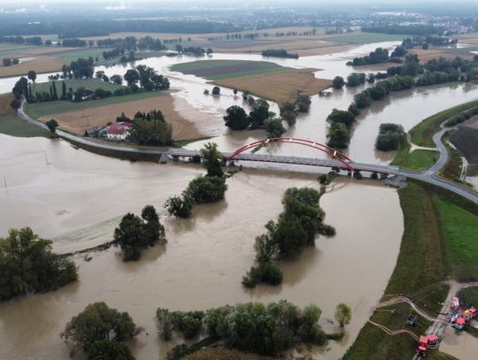 Droga z Bierawy do Ciska zablokowana. Odra nie mieści się w korycie i wylewa na pola. Trwa akcja służb ratunkowych