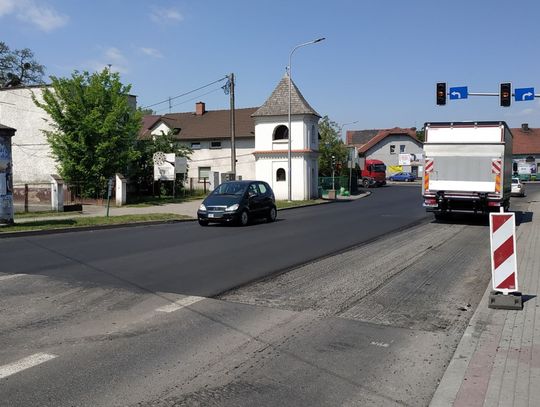 Drogowcy kładą nowy asfalt na skrzyżowaniu w Kłodnicy. Popołudniu możliwe utrudnienia