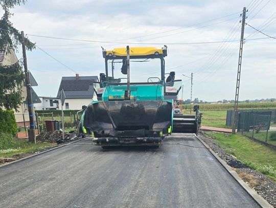Drogowcy kończą asfaltowanie. Ostatnie prace na drodze Zakrzów-Cisek [ZDJĘCIA]