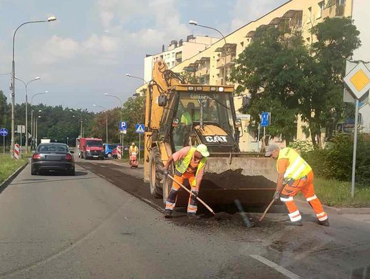 Drogowcy pojawili się na ulicy Bolesława Krzywoustego. Remont nawierzchni jest realizowany w ramach gwarancji