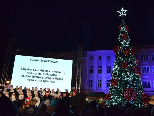 Drugi dzień jarmarku świątecznego. Choinka na kozielskim Rynku już świeci. ZDJĘCIA