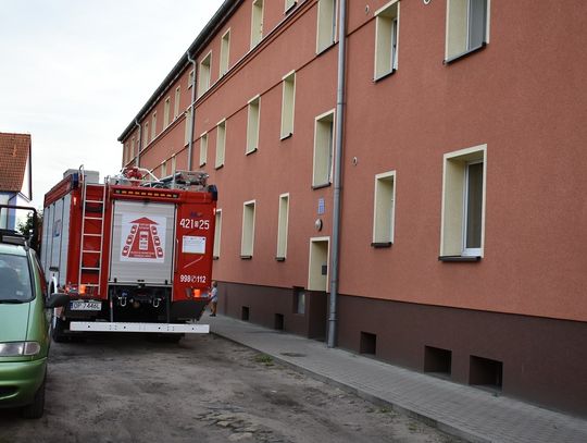 Duże zadymienie na klatce w kamienicy. Interweniowali strażacy