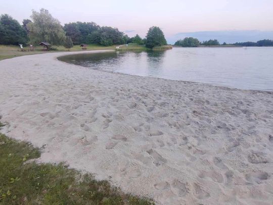 Dużo nowego piasku na plaży Centralnej w Dębowej. Sezon kąpielowy właśnie się zaczyna