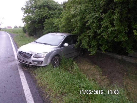 Dwa auta poza drogą i kolizja z udziałem czterech pojazdów na ulicy Piastowskiej