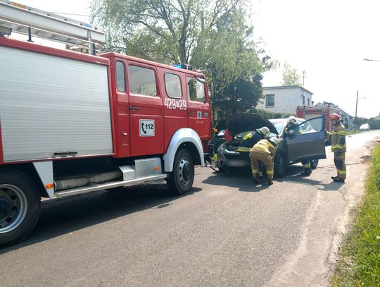 Dwa rozbite samochody i zablokowana droga. Kolizja w Sukowicach