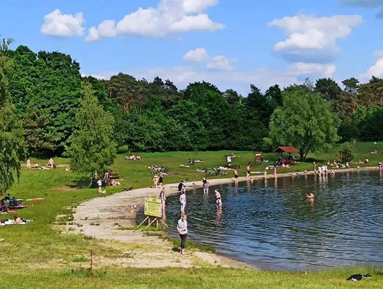 Dwie plaże nad jeziorem Dębowa strzeżone i objęte nadzorem sanitarnym. Tu można bezpiecznie plażować