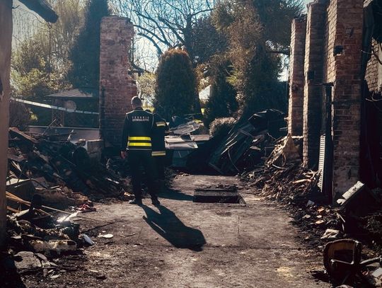 Dwie rodziny straciły dach nad głową. Policja wyjaśnia okoliczności pożaru, gmina organizuje zbiórki