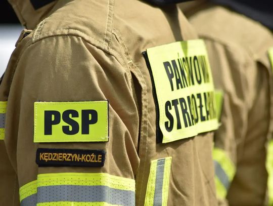 Dym i ogień z osobowego Opla. Strażacy interweniowali o poranku