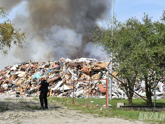 Dym z płonącego składowiska dotarł do miasta. Lepiej zostać w domu i pozamykać okna