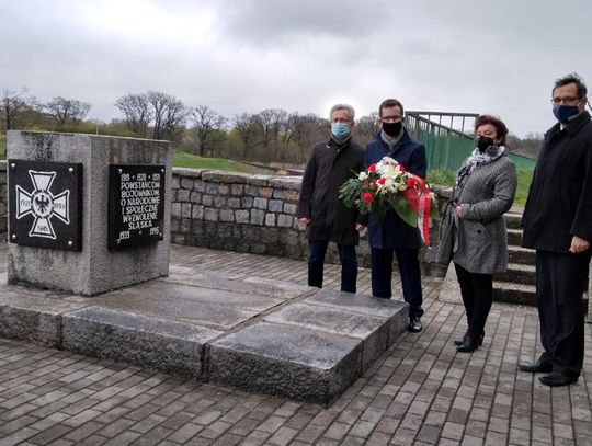 Działacze Platformy Obywatelskiej złożyli kwiaty pod pomnikami powstańców śląskich w Kędzierzynie-Koźlu