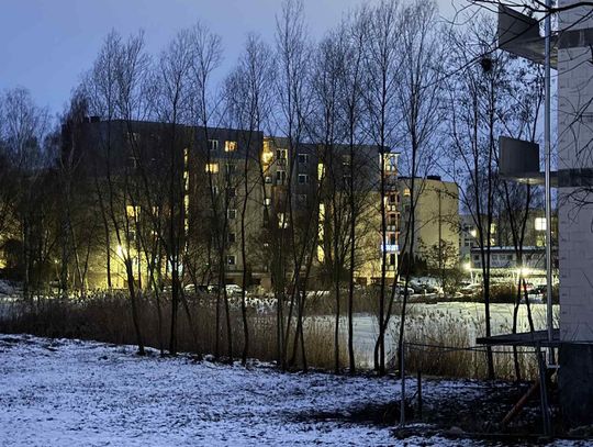Dzieci bawiły się na zamarzniętym jeziorku. Interwencja służb ratunkowych na osiedlu Piastów