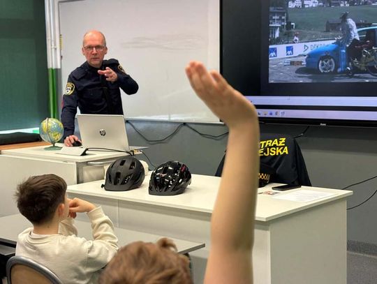 Dzieci będą musiały jeździć w kaskach. Strażnicy miejscy ruszyli do szkół, aby rozmawiać z uczniami