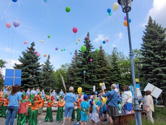 Dzieci przeszły ulicami miasta i wypuściły w powietrze balony symbolizujące różne niepełnosprawności