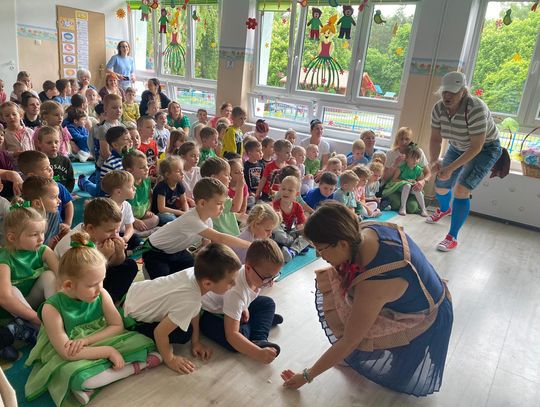 Dzieci same napisały bajkę, a dorośli wystąpili na scenie. Literacka innowacja w przedszkolu nr 22