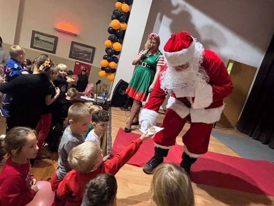 Dzieci z Rogów jako jedne z pierwszych w Kędzierzynie-Koźlu spotkały świętego Mikołaja. Prezenty i dużo radości