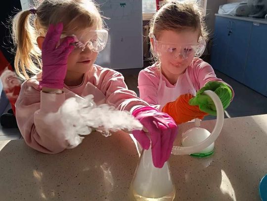 Dzieciaki poczuły chemię do nauki. Pełne niespodzianek warsztaty dla przedszkolaków w Zespole Szkół nr 3 w Sławięcicach