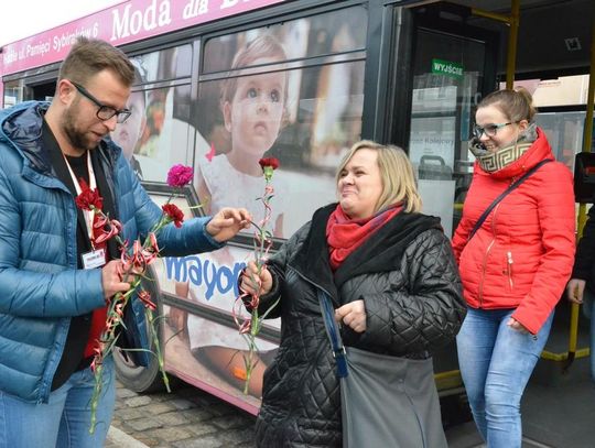 Dzień Kobiet z MZK. Życzenia i kwiaty dla pasażerek miejskich autobusów. ZDJĘCIA