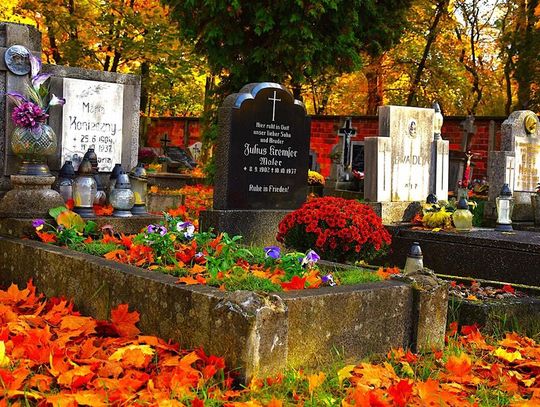 Dzień przed 1 listopada na kędzierzyńskich cmentarzach. Zdjęcia uczniów klasy fotograficznej Zespołu Szkół nr 3 w Sławięcicach Dzień przed 1 listopada na kędzierzyńskich cmentarzach. Zdjęcia uczniów klasy fotograficznej Zespołu Szkół nr 3 w Sławięcicach